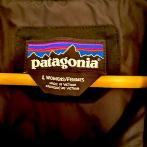 Woman's light weight dark grey Patagonia Jacket. Great for spring and fall.